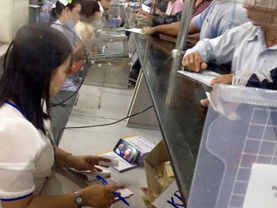Nhân viên BV Chợ Rẫy ung dung xem phim trong lúc nhiều bệnh nhân chờ đóng viện phí