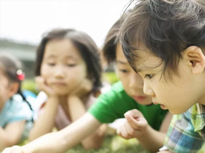 Sốc vì ngày đưa tang chồng, 4 đứa con rơi đến viếng