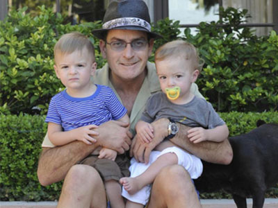 Vợ cũ và các con Charlie Sheen khẳng định không nhiễm HIV