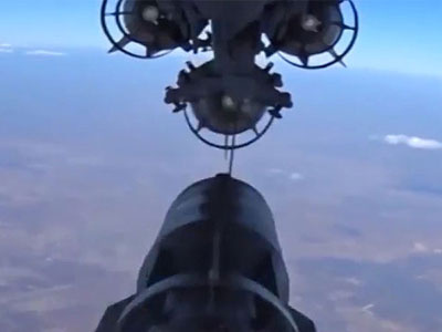Cận cảnh chiến đấu cơ Nga nạp bom và không kích IS ở Syria