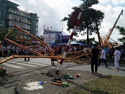 Cần cẩu hơn 70 m đổ sập, 4 người gặp nạn