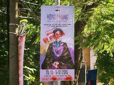 Dân mạng bất ngờ khi băng rôn Hồng Nhung bị đóng dấu "vi phạm" giữa mặt