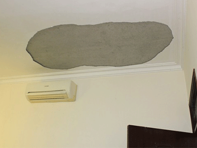 Hà Nội: Hãi hùng cảnh mảng trần rơi ập xuống ở chung cư cao cấp