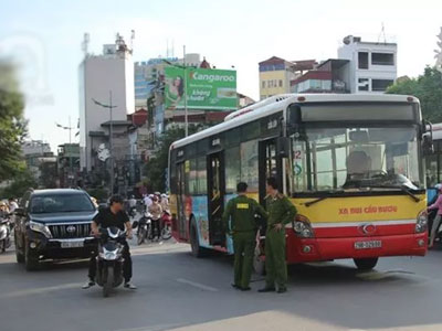 Hà Nội: Nam thanh niên điều khiển xe máy chết thảm dưới gầm xe buýt