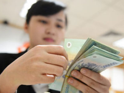 Hàng loạt ngân hàng cắt giảm mạnh lương thưởng