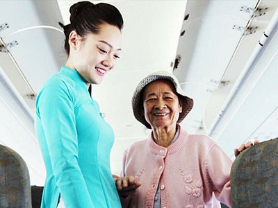 "Làm tiếp viên hàng không, có bị sàm sỡ vẫn phải niềm nở"