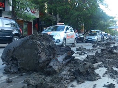 Tìm ra thủ phạm đổ bùn ngập đường Hà Nội