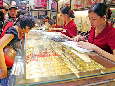USD tăng lên 22.700 đồng, vàng giảm 200 ngàn