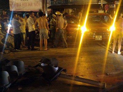 Hà Nội: Ôtô lộn một vòng trên không sau cú đâm kinh hoàng