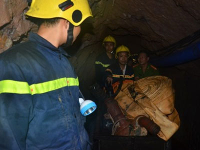 Hàng trăm người trắng đêm hút cát giải cứu nạn nhân kẹt trong hầm sâu hơn 600 m