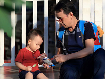 Nỗi lòng của vị nhạc sĩ già có con ở tuổi đáng "ông ngoại"