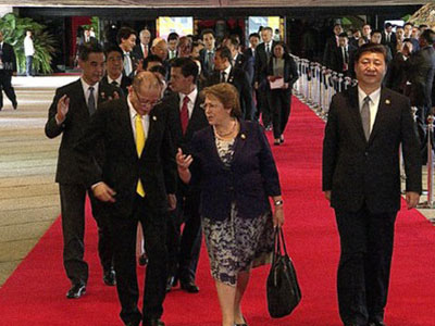 Ông Tập Cận Bình “cô đơn” trên thảm đỏ APEC