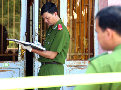 Tìm dấu vết khả nghi trong căn nhà 3 mẹ con bị sát hại