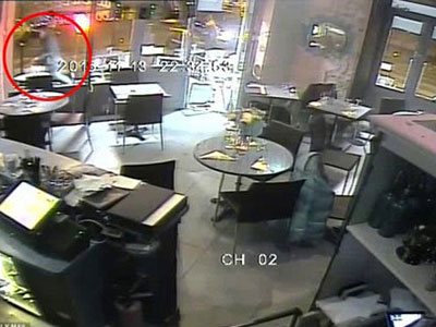 Video mới công bố: IS xối đạn vào nhà hàng ở Paris