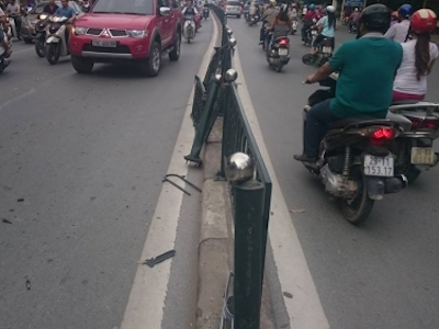 Hà Nội: Thêm vụ xe "điên" húc méo xe taxi, ủi cong dải phân cách