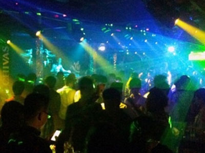 Thế giới ngầm tại bar: Hóa thân thành "trai mồi" và được gay "hỏi"