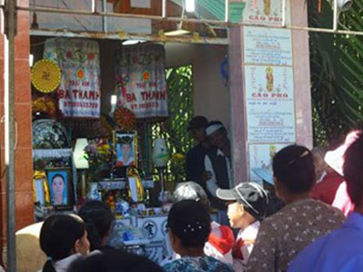 Vụ 3 mẹ con chết thảm: Rớt nước mắt cảnh chồng tê dại ôm di ảnh vợ