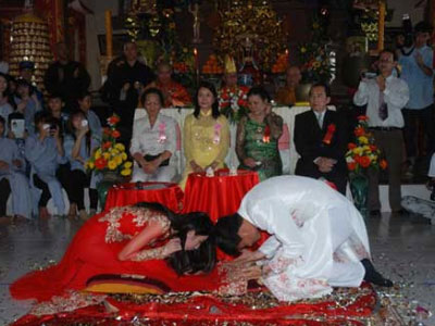 Cô dâu hãi hùng kể về tiệc cưới "cho vàng cũng không làm lại"