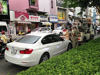 Lái xe hơi có bệnh án tâm thần đụng xe, phun nước miếng CSGT