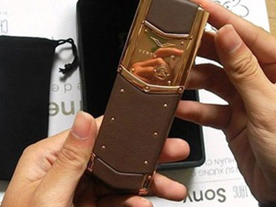 Mua điện thoại Vertu 700 triệu để chạy án