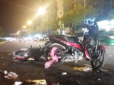 Đà Nẵng: Xe máy tông nhau nát bét, một người tử vong