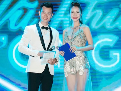 Hà Hồ trầm trồ nhìn Jennifer Phạm hút mắt trong váy xuyên thấu