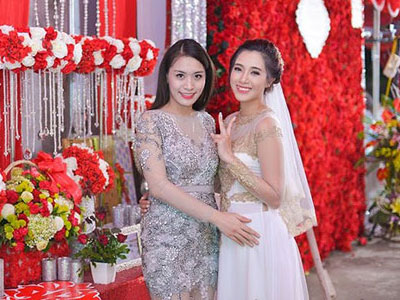 Hà Min hạnh phúc rạng ngời trong đám cưới toàn màu đỏ