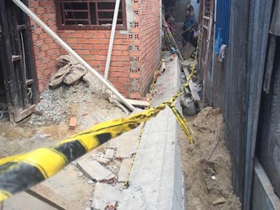 Sập công trình, 2 thợ xây dính chặt vào khối bê tông