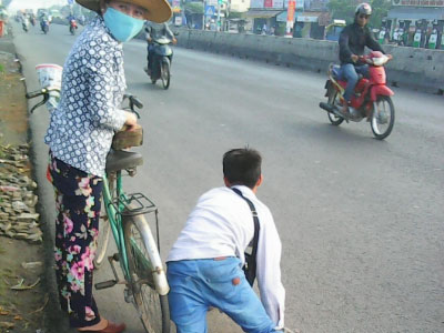 Bị giật 108 tờ vé số, thanh niên tàn tật ngồi khóc bên đường