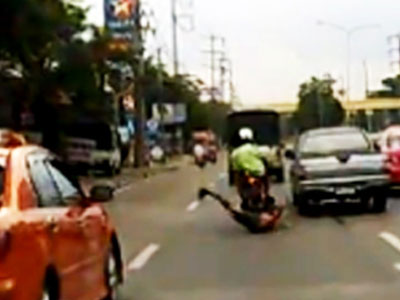 Clip: Giơ chân đạp ôtô, thanh niên rơi khỏi xe máy