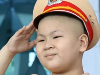 Clip: Nụ cười hạnh phúc của cậu bé ung thư khi được làm chú công an