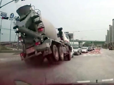 Clip: Xe trộn bê tông ủi bay cả hàng ôtô ngược chiều