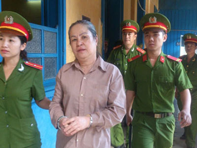Nhập cảnh với 6 bánh heroin trong thùng mì