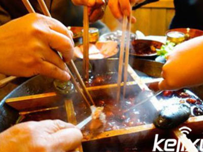 Rụng rời vì ăn lẩu “ninh” pin điện thoại suốt hơn 1 tiếng