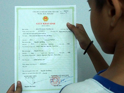 Từ 1-1-2016: Phải hỏi ý kiến con khi thay đổi tên họ cho con.