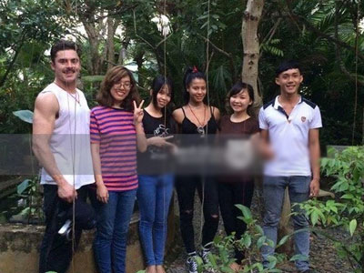 Xôn xao hình ảnh Zac Efron và bạn gái tới Việt Nam