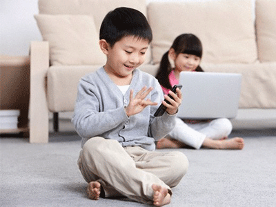 6 việc bố mẹ cần làm để trẻ chơi điện thoại, ipad an toàn