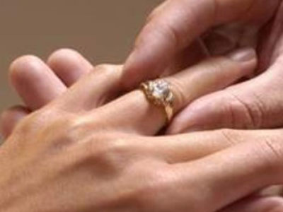Đeo nhẫn cưới - Giảm năng lực “yêu”?