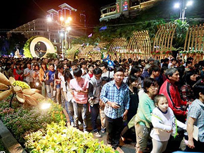 Đường hoa Tết Bính Thân ở Sài Gòn dài gần 700 mét