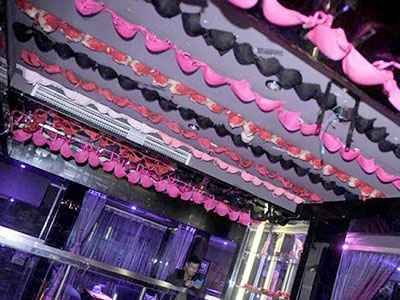 Quán bar trang trí bằng nội y phụ nữ thu hút phái mạnh