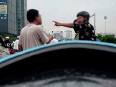 Bị chém gần lìa cổ tay vì va chạm giao thông