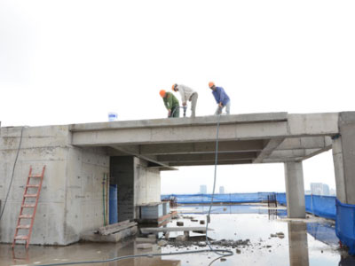 Chỉ 3 thợ phá dỡ phần sai phạm nhà 8B Lê Trực