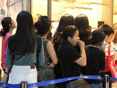 Chị em rộn ràng chuẩn bị săn hàng hiệu giảm giá hàng loạt dịp Black Friday