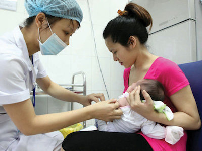 Cứu sống bé 3 tháng tuổi bị ngưng tim sau tiêm văcxin