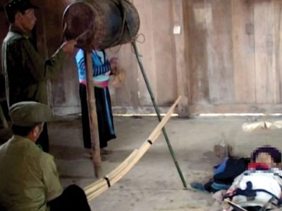 Hãi hùng hủ tục treo người chết cả tuần bên vách nhà