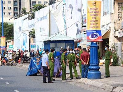 Hai thanh niên chở xác người vứt ở đầu hẻm