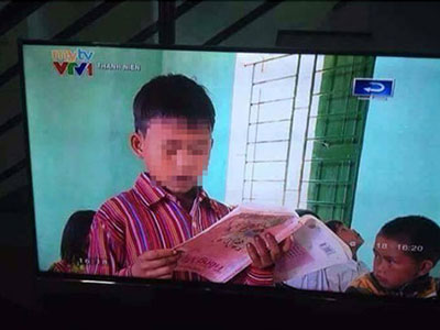 Hình ảnh học sinh cầm sách ngược không quay ở Lào Cai