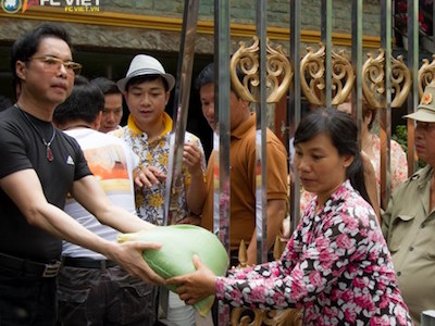Ngọc Sơn phát 5 tấn gạo từ thiện nhân dịp sinh nhật 45 tuổi