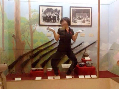 Nhân viên bảo tàng chụp ảnh tư thế “lạ” trước hiện vật lịch sử