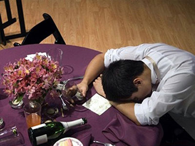 Vợ tôi lén lút "phục vụ" người đàn ông khác ngoài chồng